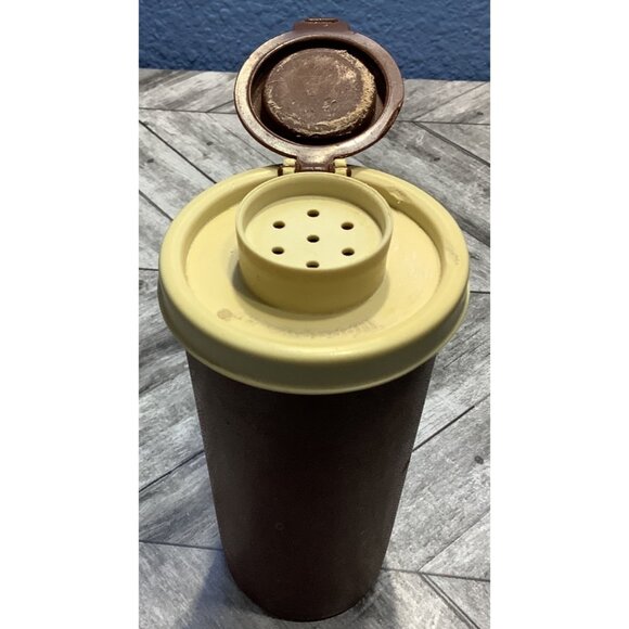Vintage Tupperware Salt Pepper Shakers #1329 Flip Lids Brown Beige 4.5" Tall - Picture 7 of 7